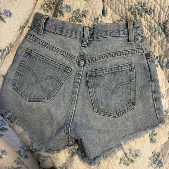 Vintage Levi’s denim shorts fit like 23/24 - Picture 3 of 4